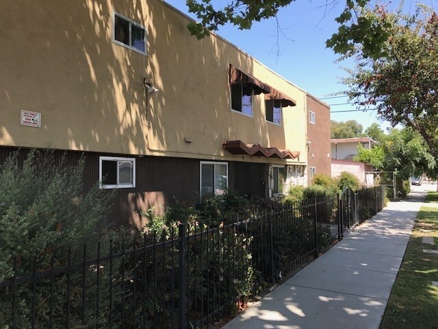 Building Photo - 1427 W Parade St