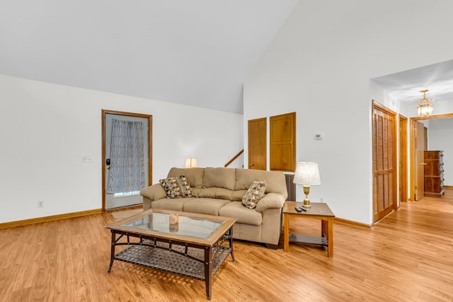 Building Photo - Fully furnished 3 bedroom, 2 bath home!
