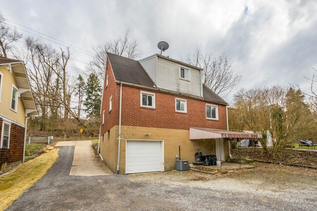 Building Photo - Stunning 3 bedroom home in Penn Hills available April 1st!