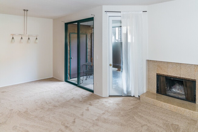 Building Photo - Great 2 Bedroom condo in UTC!