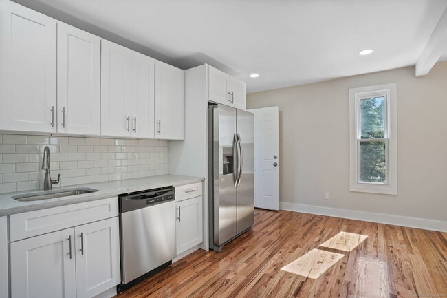 Building Photo - 10 Perry Hill Rd