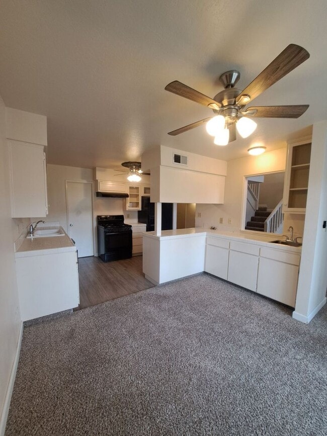 Building Photo - Beautiful 2 Bedroom Condominium Near Fashi...