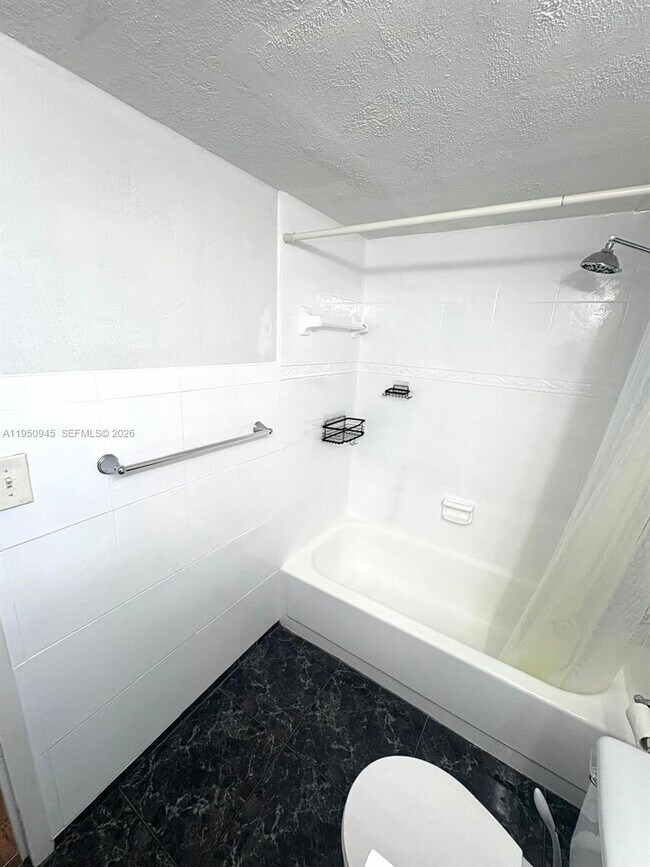 Building Photo - 1000 Parkview Dr