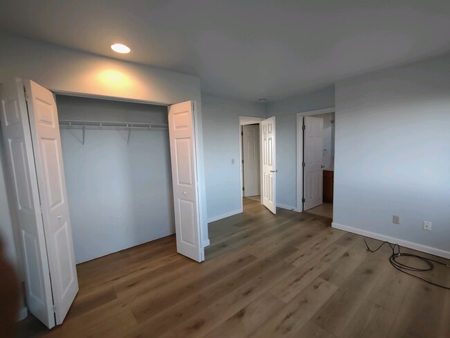 Building Photo - 3 BR, 2.5 BA Large Townhouse with Stunning...