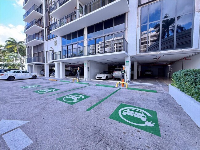 Building Photo - 1450 Brickell Bay Dr