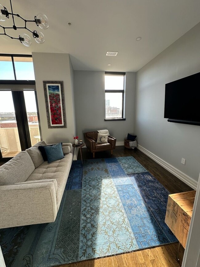 Building Photo - Beautiful 1 Bedroom 1.5 Bath Condo in down...