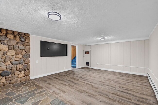 Building Photo - Mid-Century Cool Meets Maine Serenity Design. Privacy. Location. This one has it all.