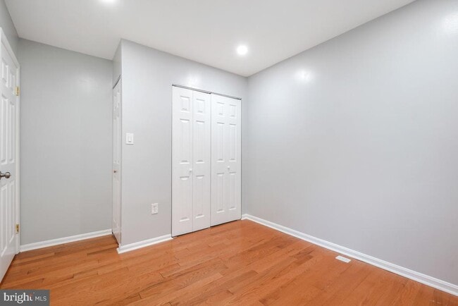 Building Photo - 8 Almanac Ct