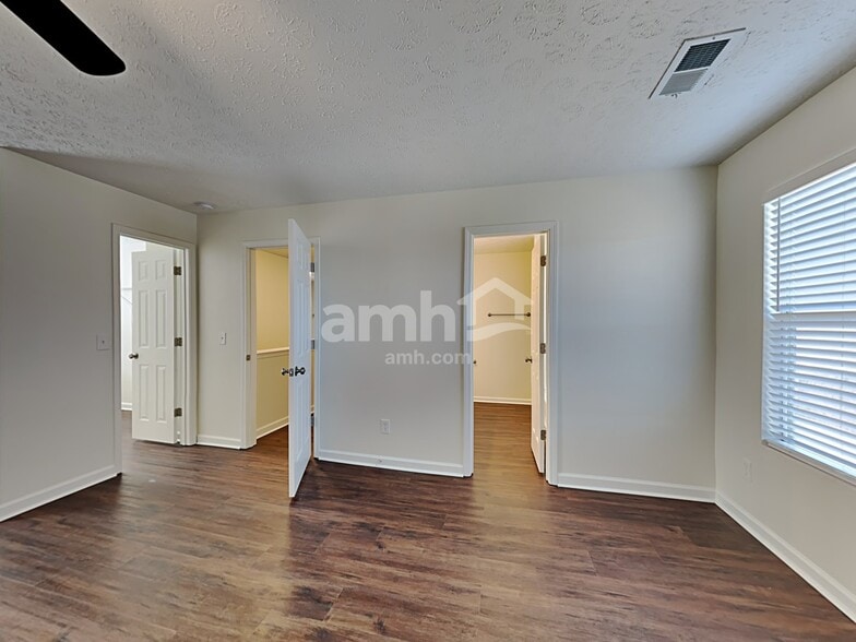 Building Photo - 2648 Sutherland Dr