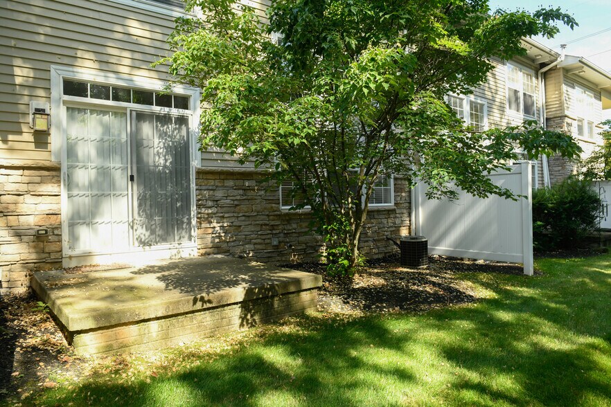 Building Photo - 5845 Crescent Ridge Dr