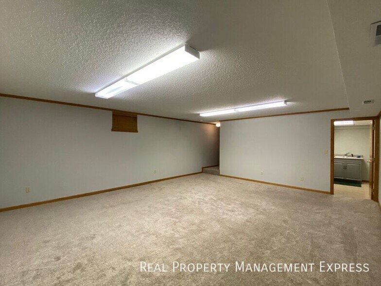 Building Photo - Spacious 4 bedroom 3 bathroom