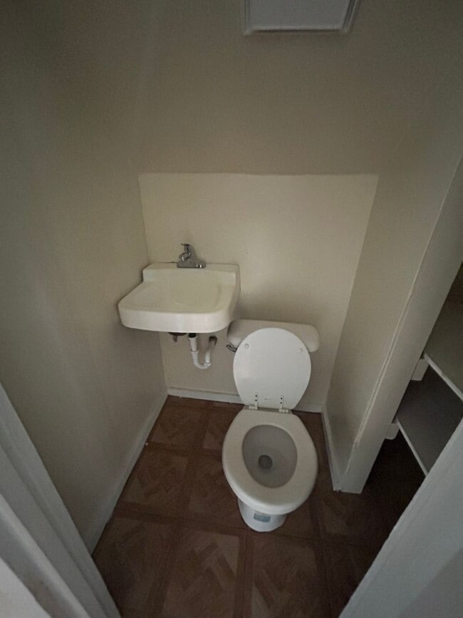 Building Photo - 4 bedroom and 1.5 bathroom