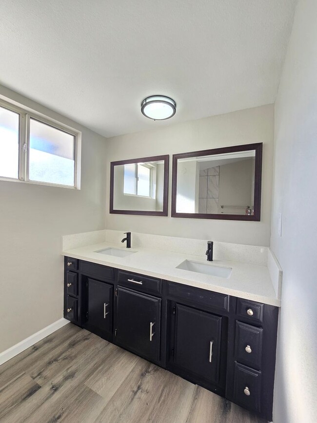 Building Photo - Spacious 4- Bedroom Remodeled Home in Palm...