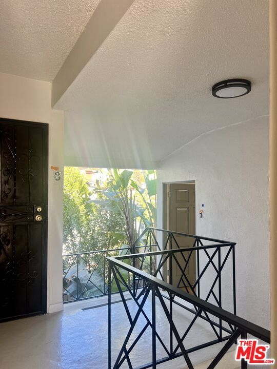 Building Photo - 2401 Beachwood Dr