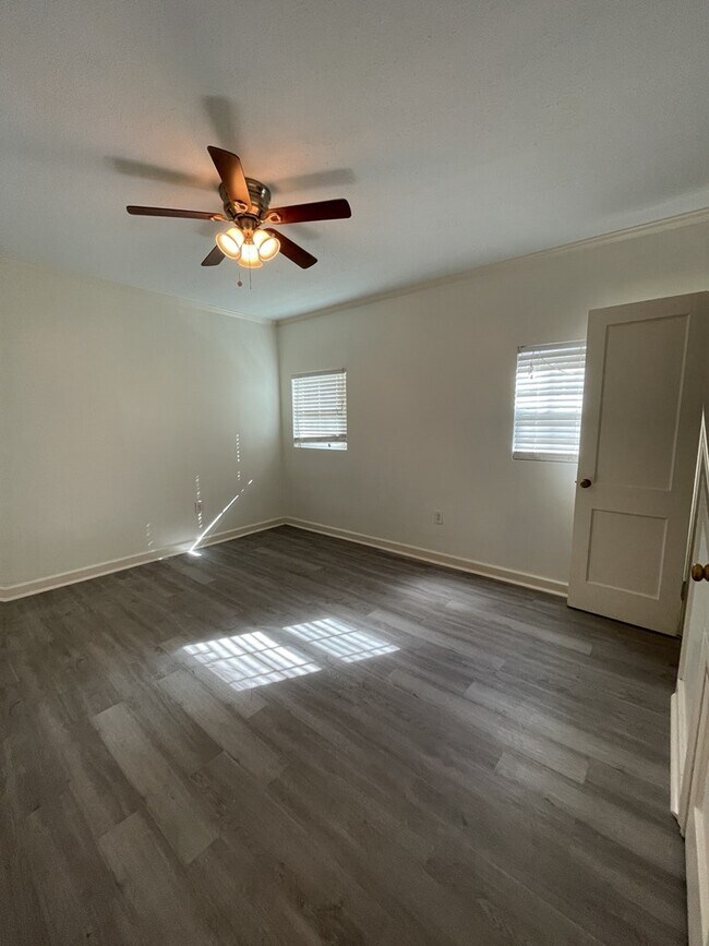 Building Photo - 231 S Sunset Terrace