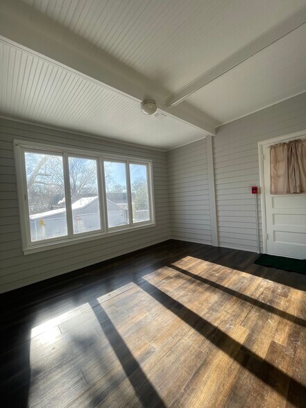 Building Photo - 134 E Maple St