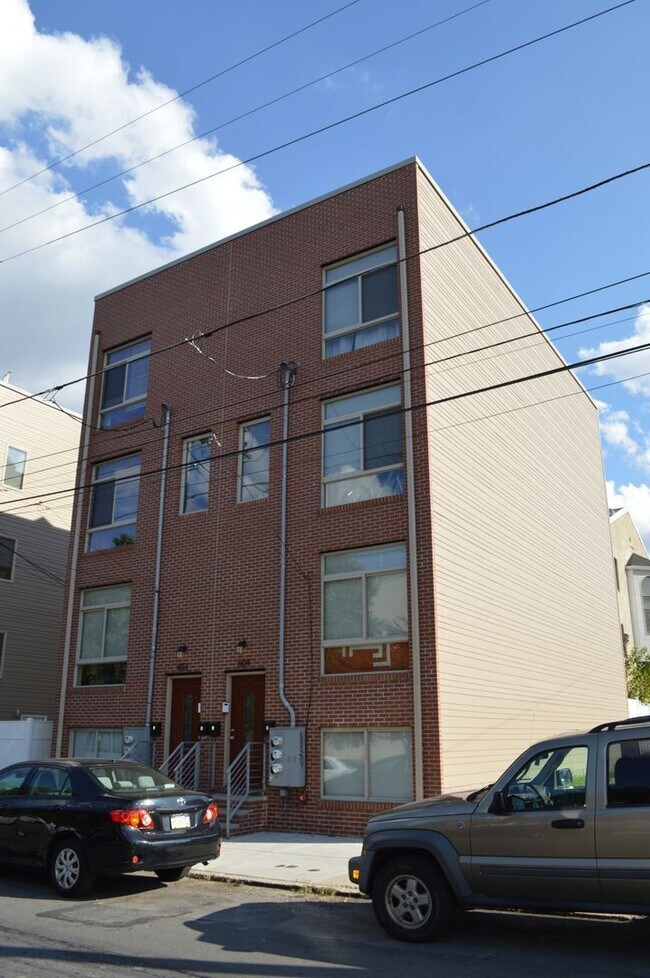 Building Photo - 604 W Thompson St