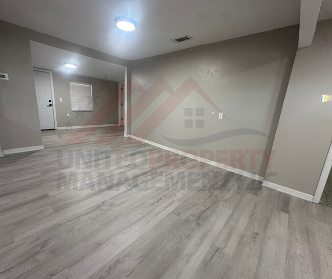 Building Photo - 3 bedroom, 2 bathroom home on large lot close to High School