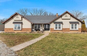 Building Photo - FOR RENT! 6 Bedroom 3 Bathroom in Moscow Mills, MO!