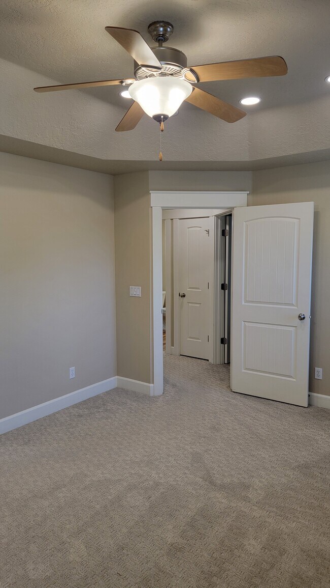 Building Photo - 3993 N Heritage View Ave