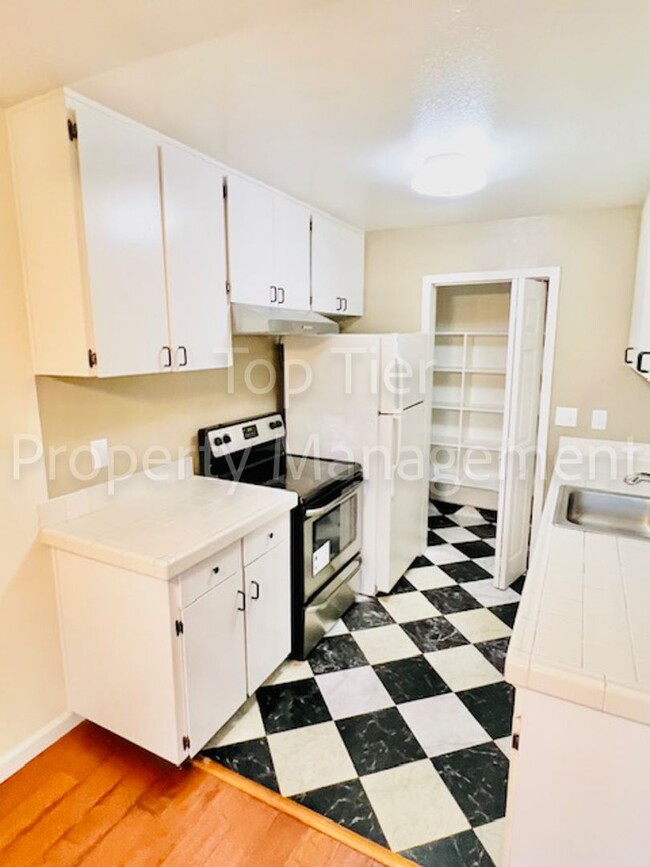 Building Photo - Very nice upper unit 2 Bd/1 Ba, 1039sf con...