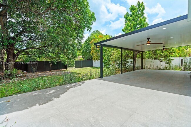 Building Photo - 56 Whitethorn Dr