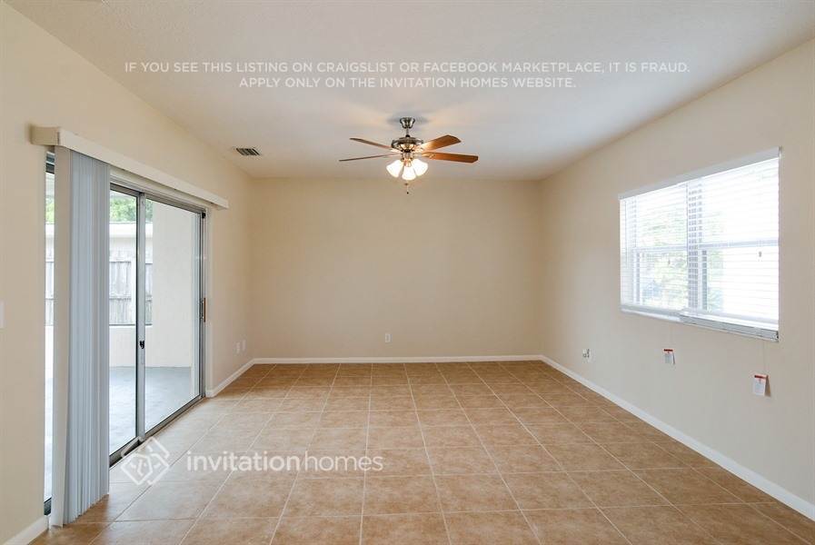 Building Photo - 832 SE Thornhill Dr