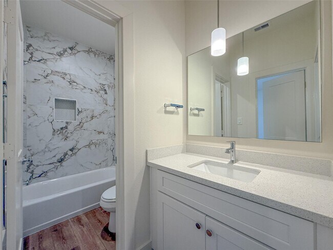 Building Photo - 881 Rachel St