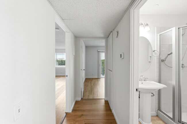 Building Photo - FIRST FLOOR 2BR + 2BA CONDO IN PASADENA!