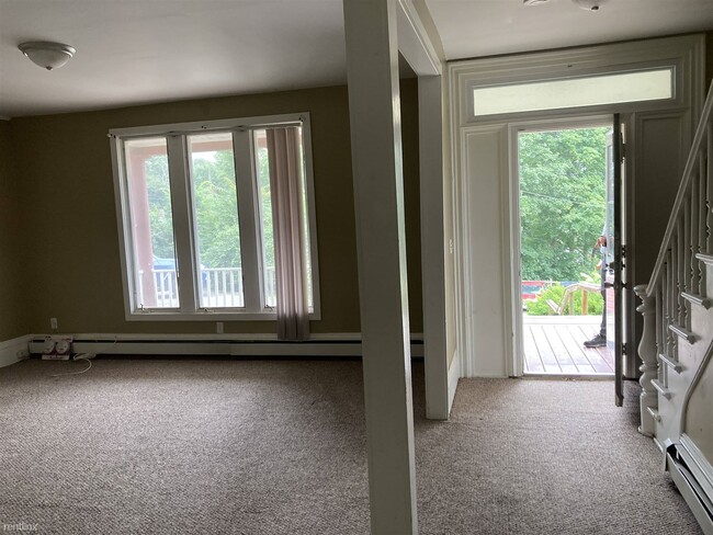 Building Photo - 3 br, 1 bath Triplex - 24 Mount Globe Stre...