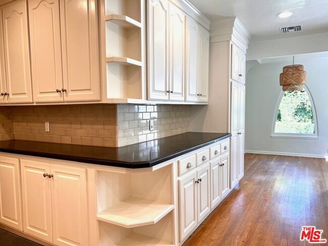 Building Photo - 401 Kings Rd