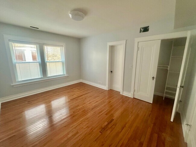Building Photo - 2310 W Farwell Ave