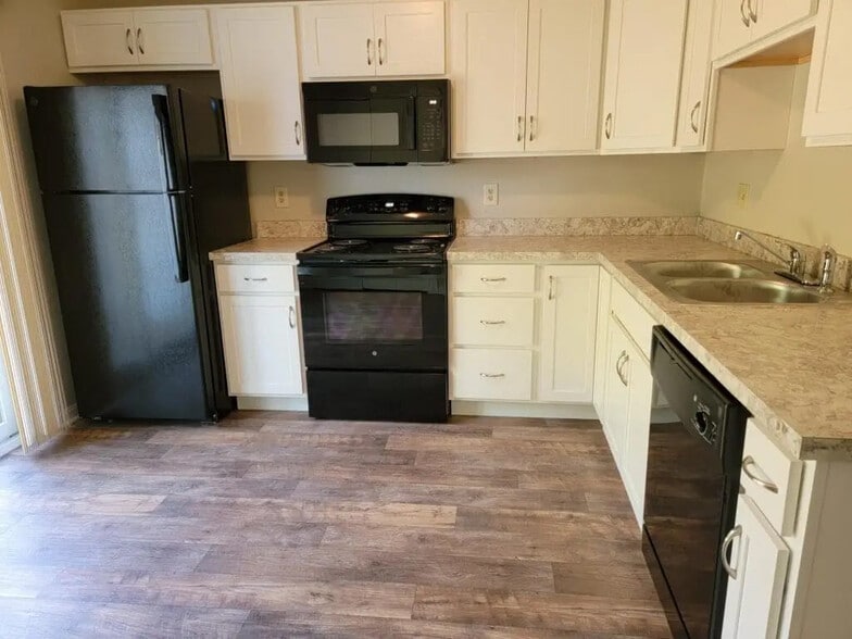 Building Photo - 694 S Cedar St