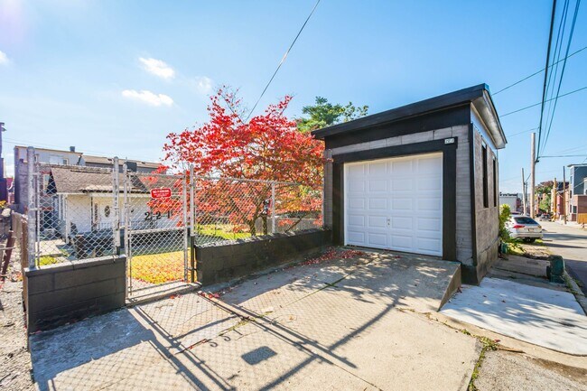 Building Photo - Stunning 2 bedroom home in North Side available Feb 1!