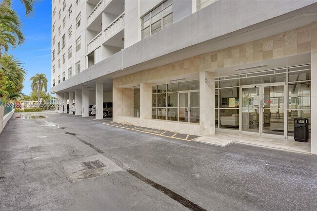 Building Photo - 3113 S Ocean Dr