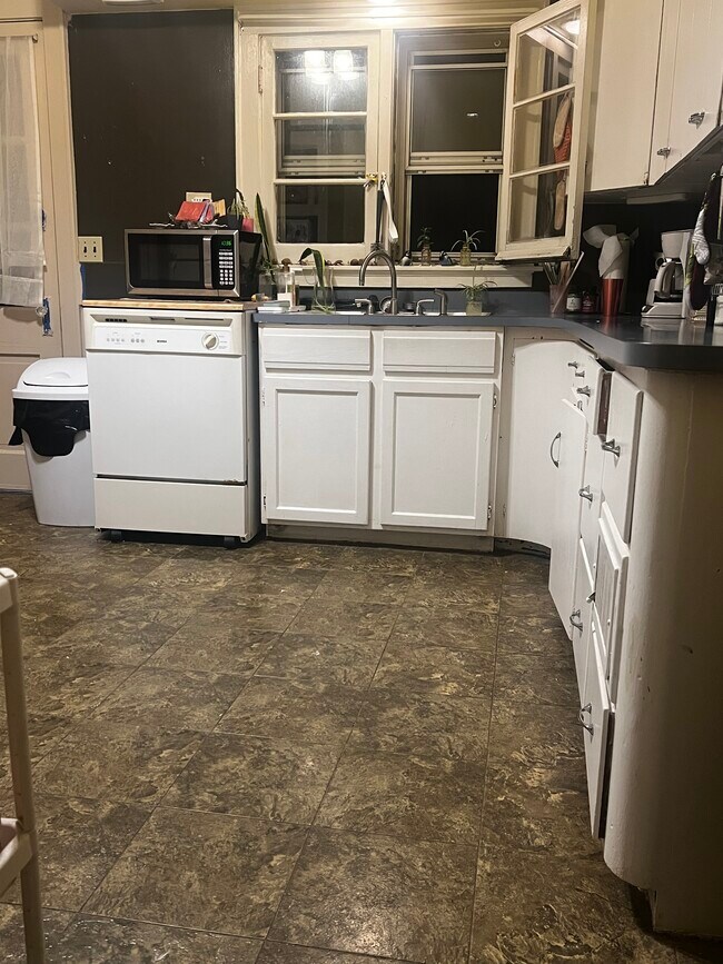 Building Photo - 2247 North Summit Avenue