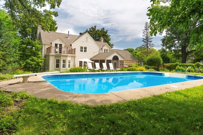 Building Photo - 2730 Glenhurst Ave