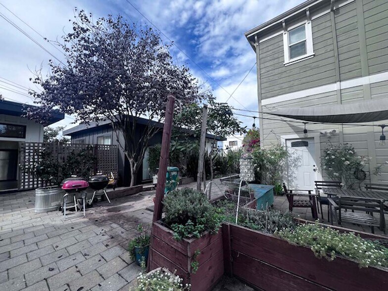 Building Photo - 6235 San Pablo Ave