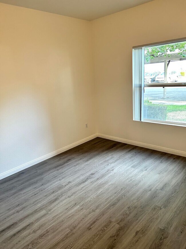 Building Photo - Charming 1 bedroom Condo with full size Ga...