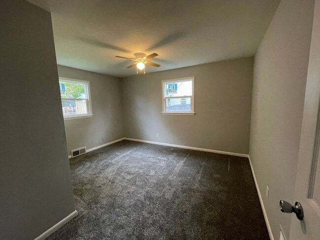 Building Photo - 3 bedroom 1 1/2 bath home with fenced in b...