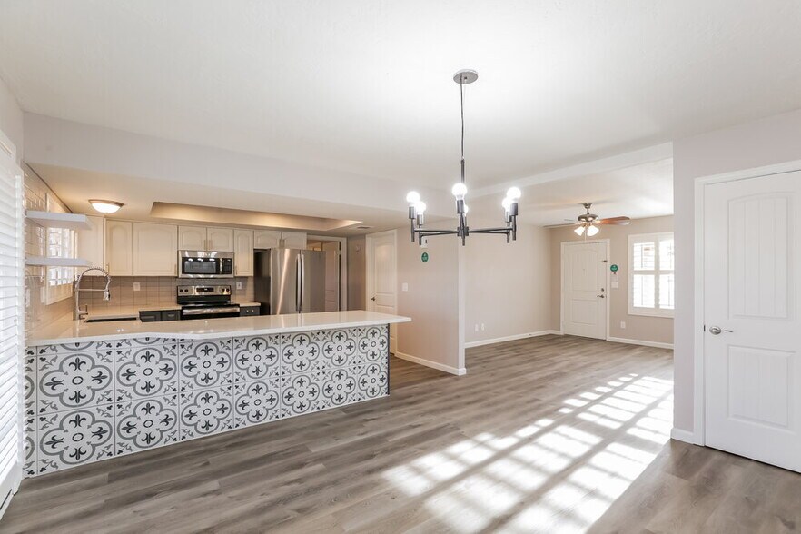 Building Photo - 8402 S 15th Way