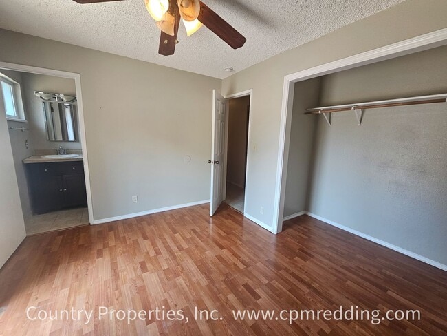 Building Photo - Super Cute House in East Redding With Atta...
