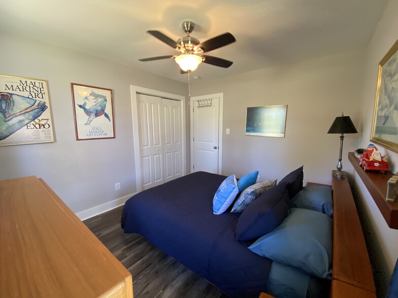 Guest bedroom - queen size bed - 6002 Stern Ct