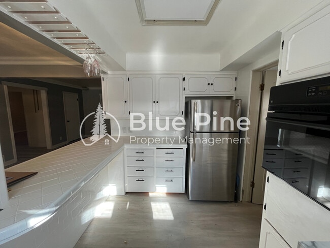 Building Photo - 175 W 17th St