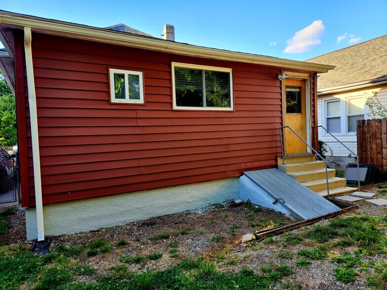 Building Photo - 635 Mountain Ave SE