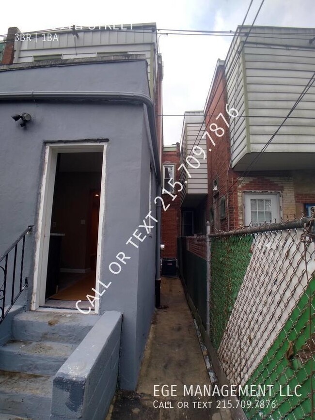 Building Photo - Large 3 bed home - Washer/Dryer - Central ...