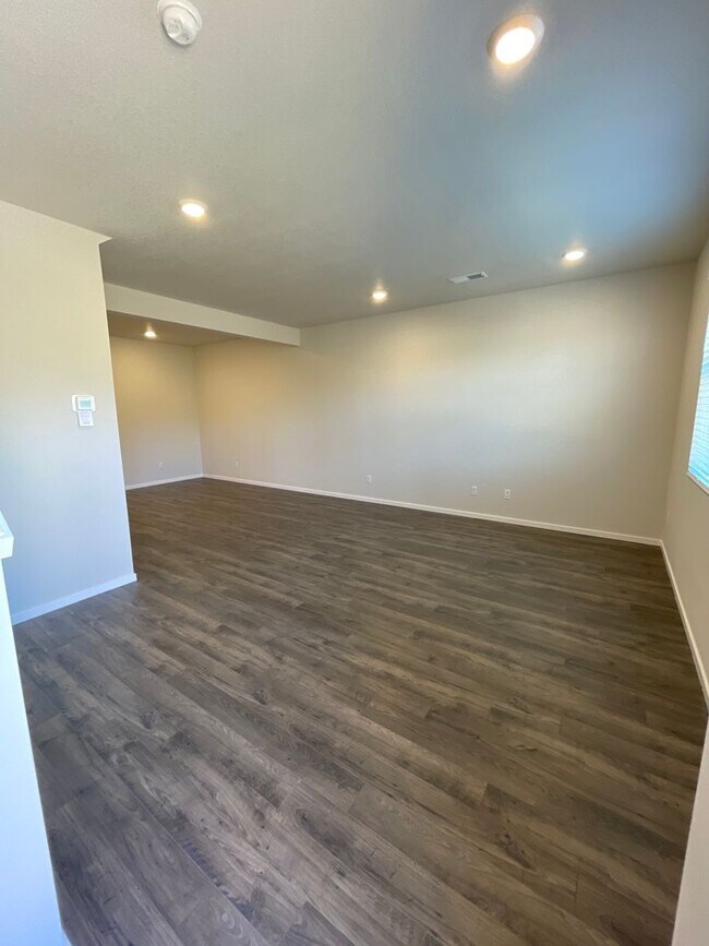 Building Photo - Town Home in NW Redmond's Canyon Ridge