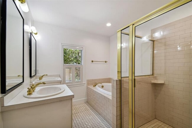 Building Photo - 2918 W Coachman Ave