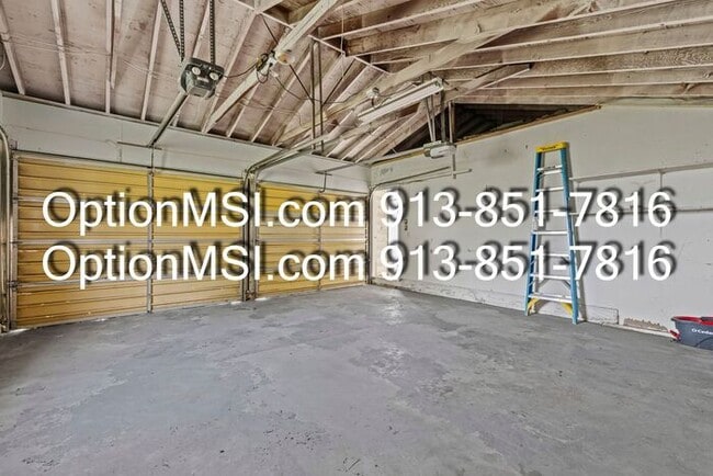 Building Photo - Spacious and move in ready!