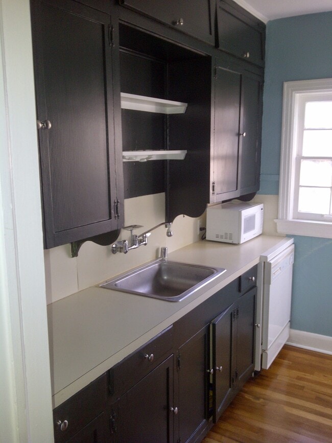 Kitchen - 400 W 4th St